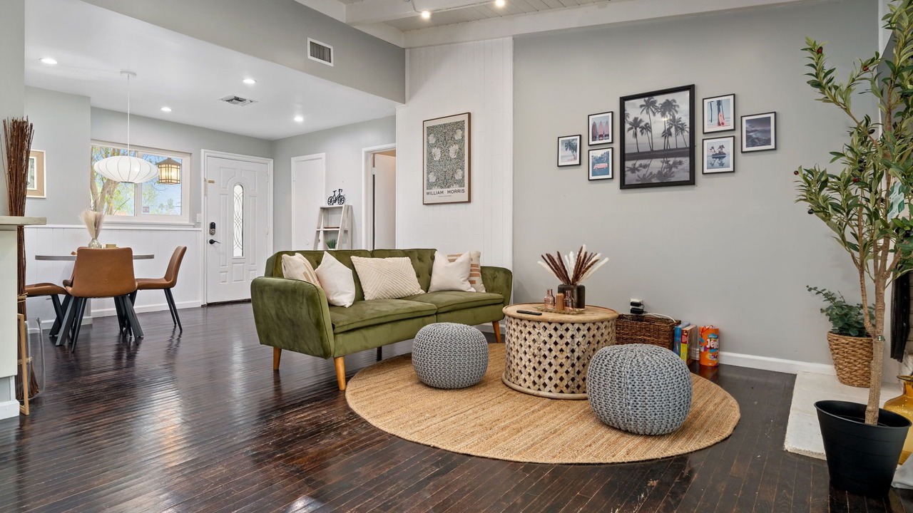 Photo of Livingroom in Encino