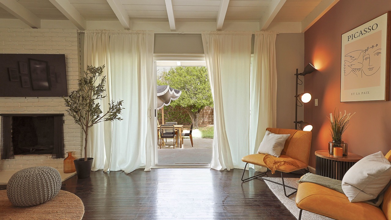 Photo of Livingroom in Encino