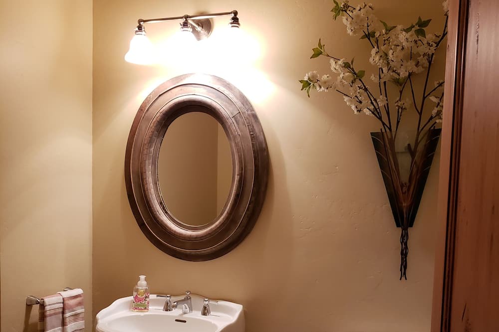 Photo of Bathroom in Kelseyville