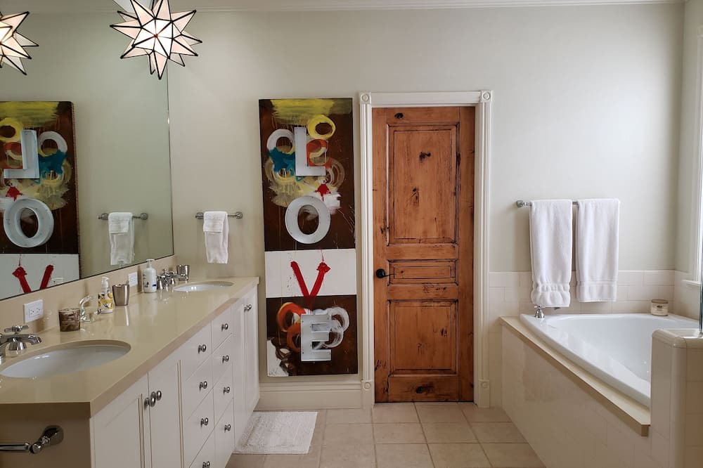 Photo of Bathroom in Kelseyville