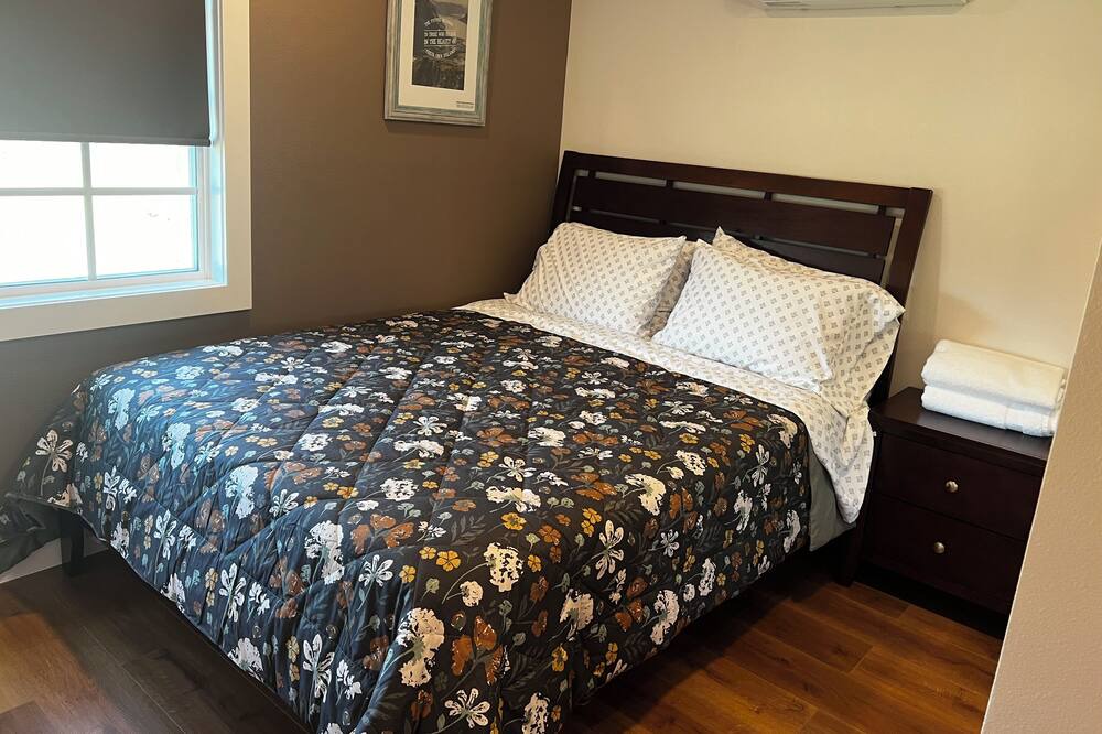 Photo of Bedroom in Midway City