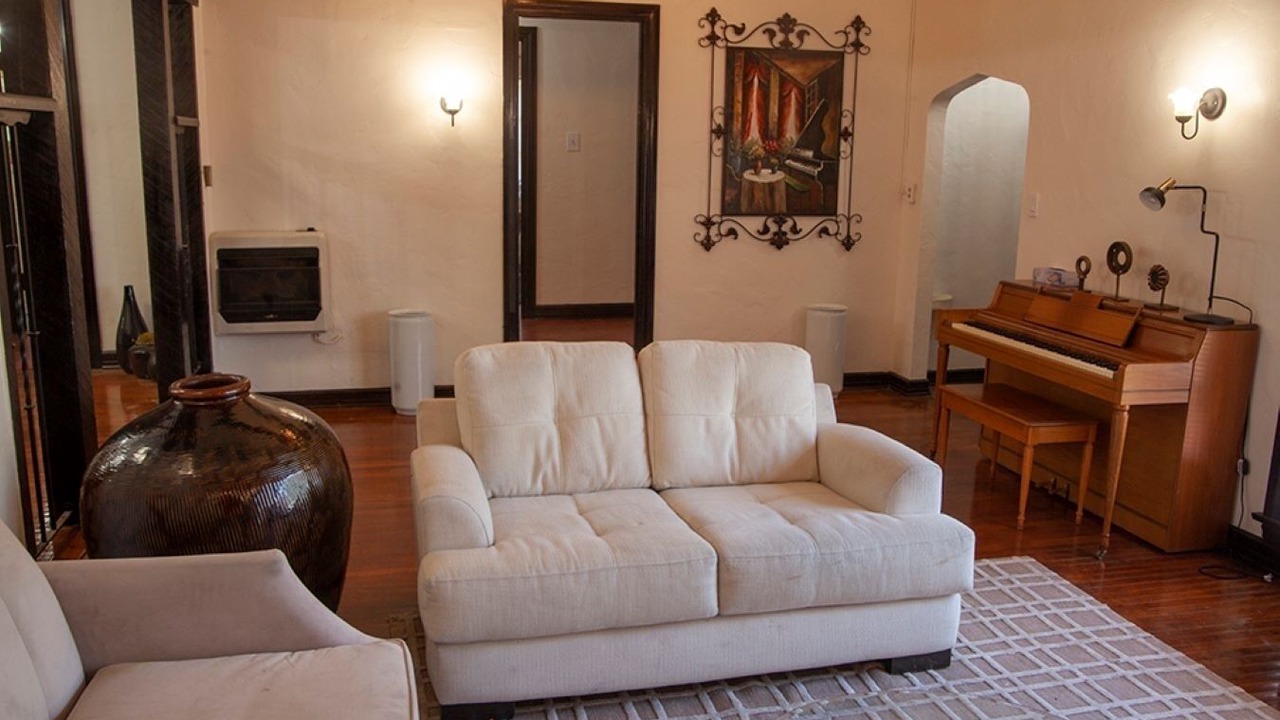 Photo of Livingroom in Tarzana
