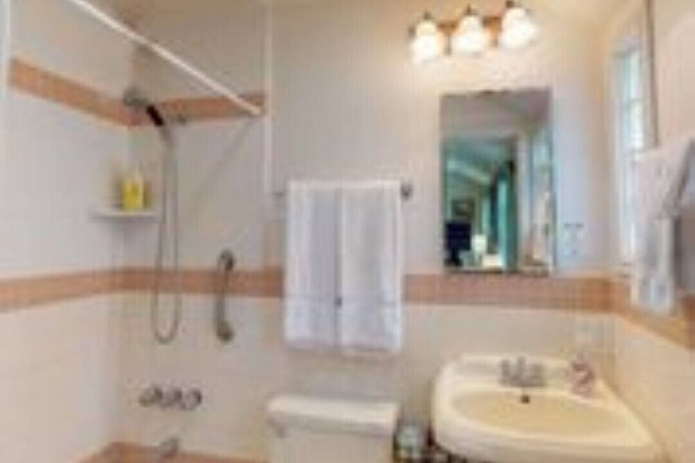 Photo of Bathroom in Avalon