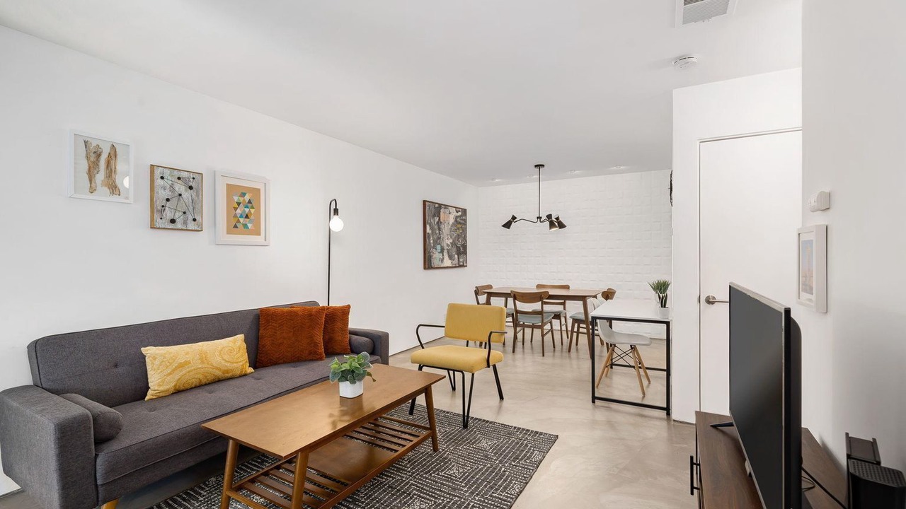 Photo of Livingroom in Racquet Club West