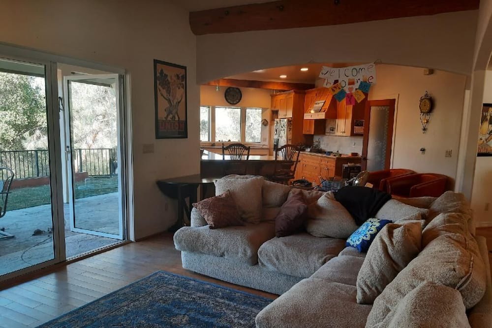 Photo of Livingroom in Yosemite Lakes