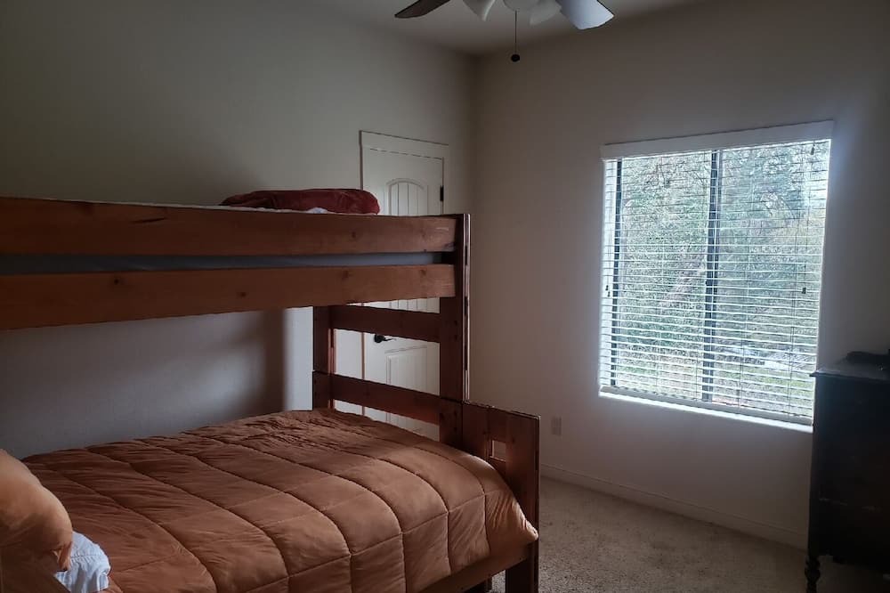 Photo of Bedroom in Yosemite Lakes