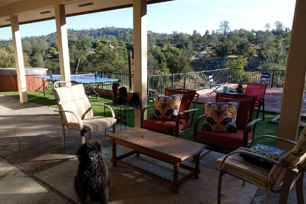Photo of Patio Balcony in Yosemite Lakes