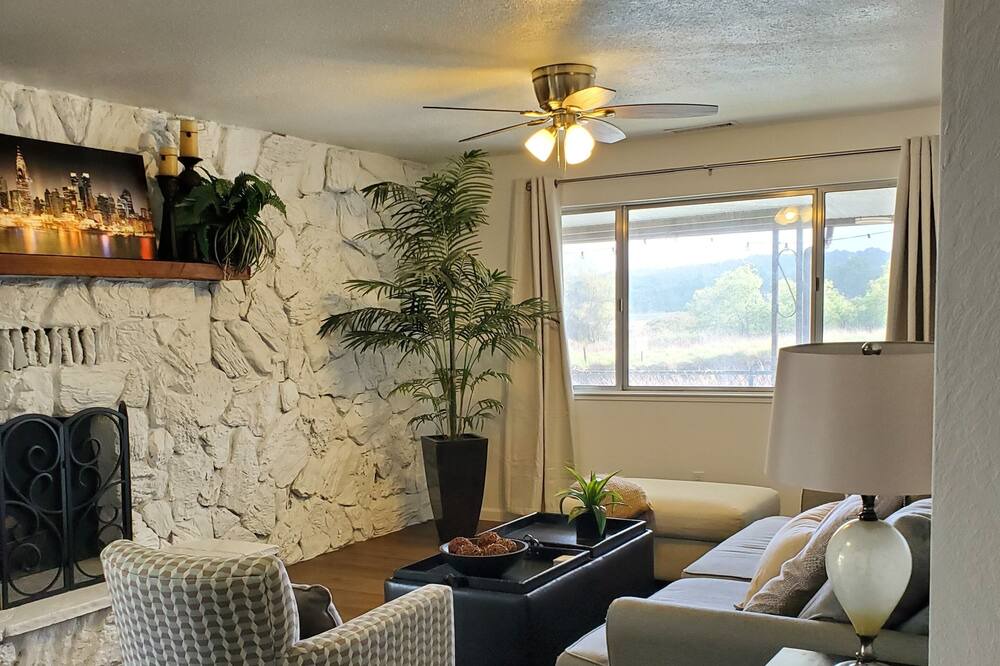 Photo of Livingroom in Clearlake