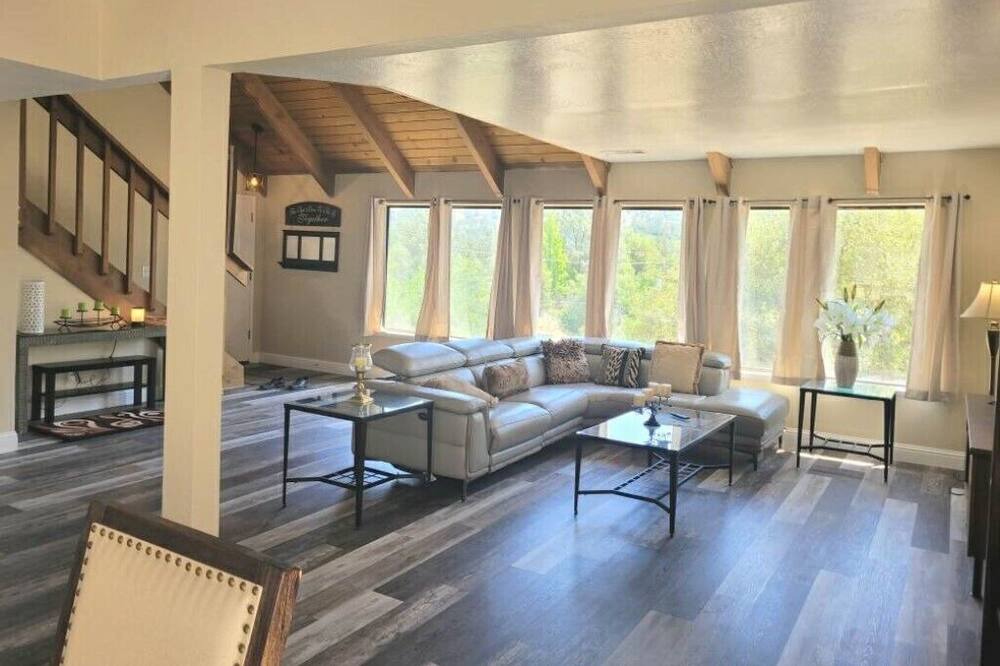 Photo of Livingroom in Yosemite Lakes