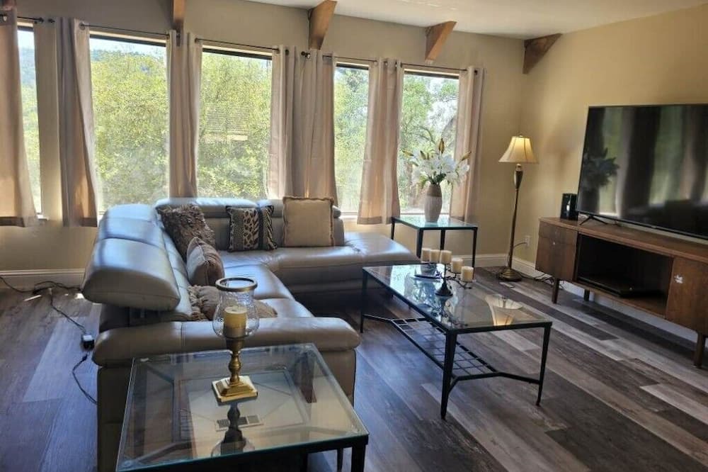 Photo of Livingroom in Yosemite Lakes