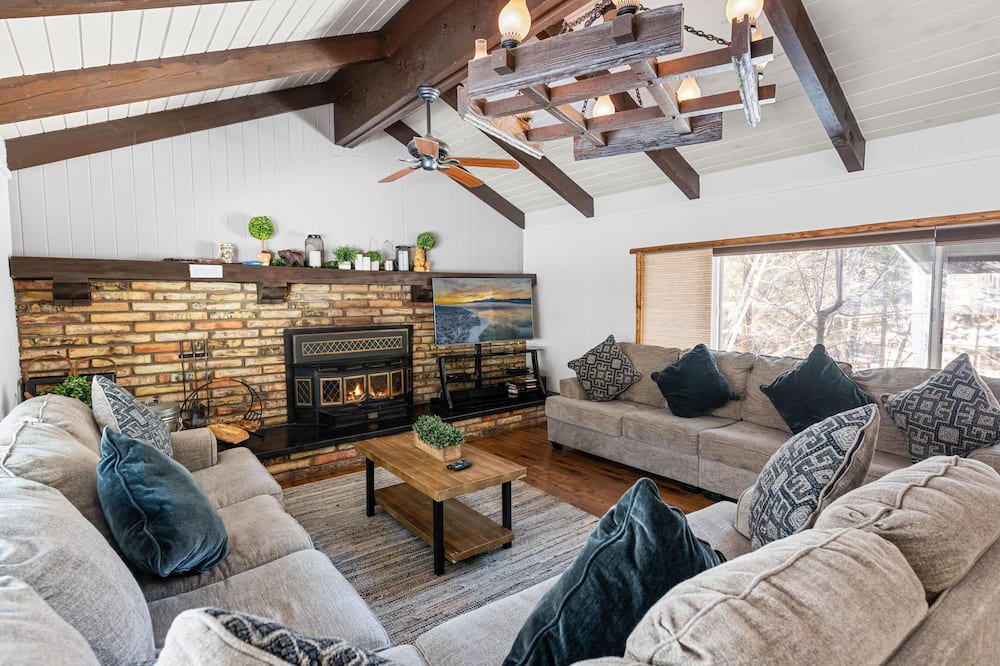 Photo of Livingroom in Summit Estates