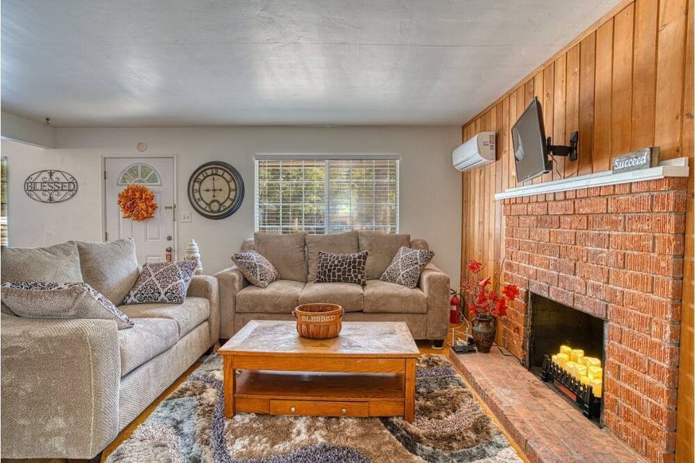 Photo of Livingroom in Kernville