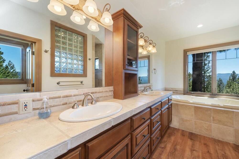 Photo of Bathroom in Gold Mountain