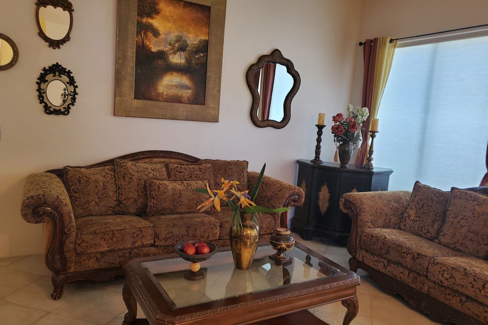 Photo of Livingroom in South Mountain