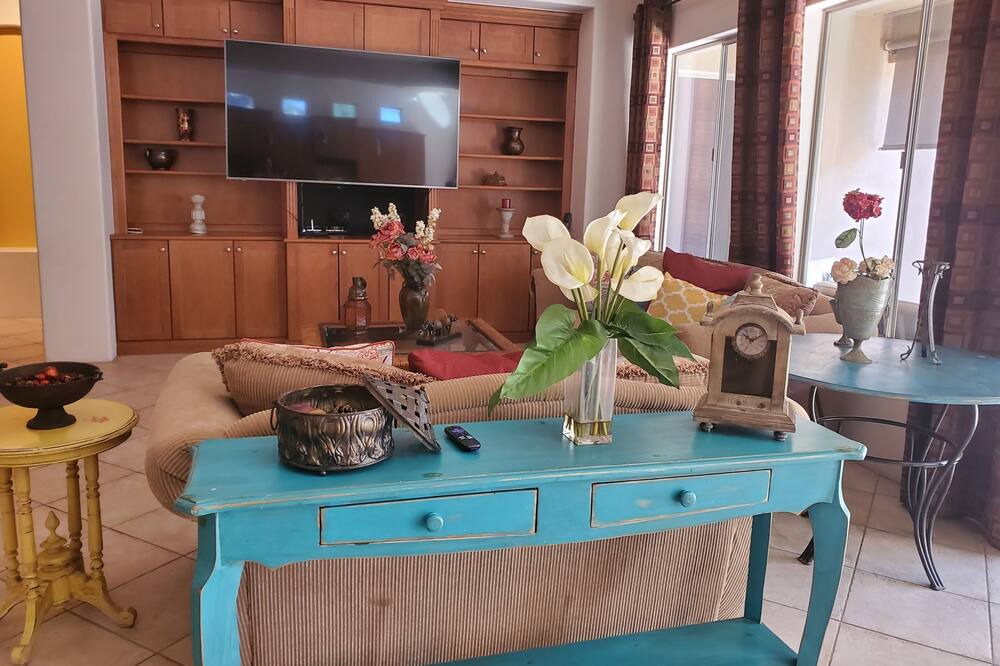 Photo of Livingroom in South Mountain