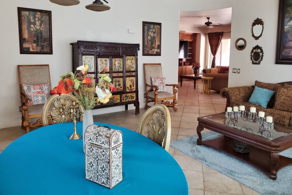 Photo of Livingroom in South Mountain