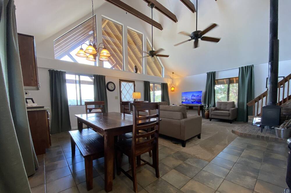 Photo of Livingroom in Highland Pines