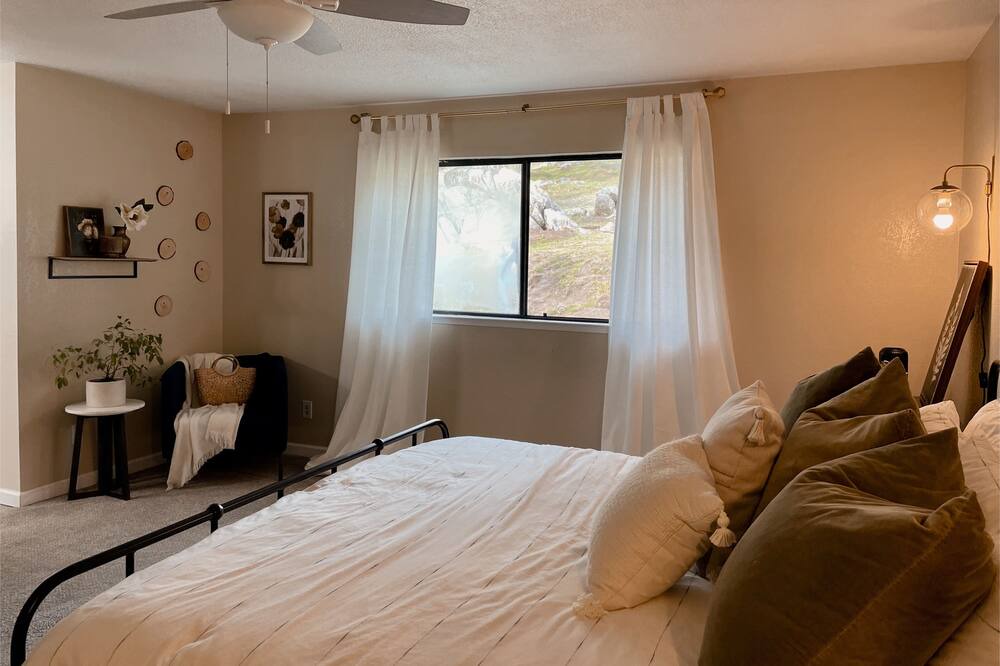 Photo of Bedroom in Yosemite Lakes
