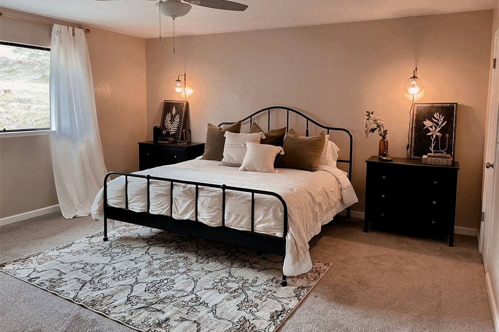 Photo of Bedroom in Yosemite Lakes