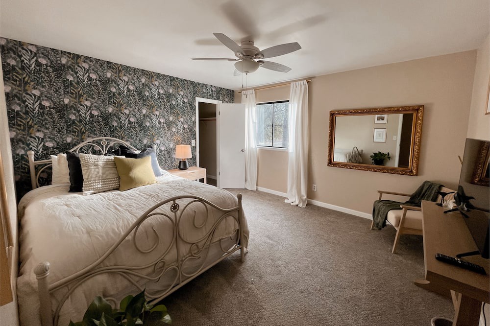 Photo of Bedroom in Yosemite Lakes
