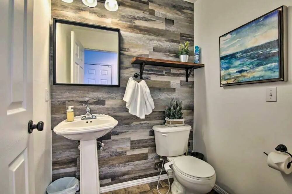 Photo of Bathroom in Kelseyville