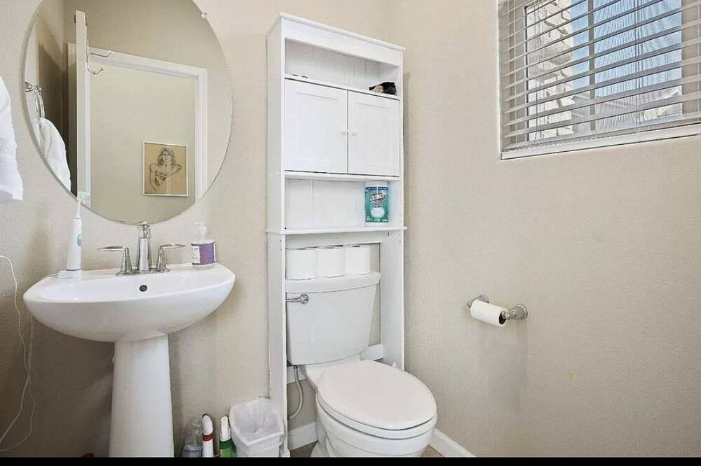 Photo of Bathroom in Raisin