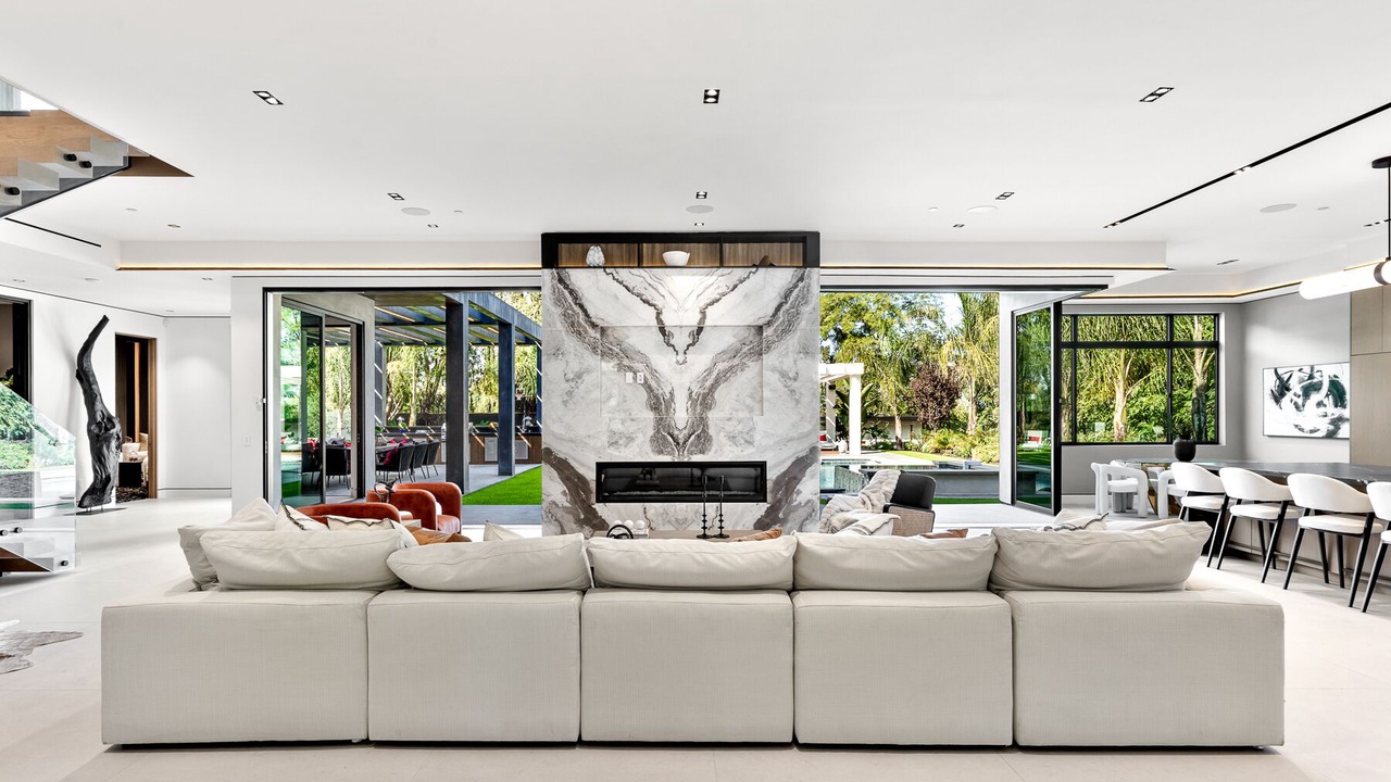 Photo of Livingroom in Tarzana