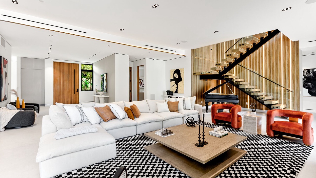 Photo of Livingroom in Tarzana