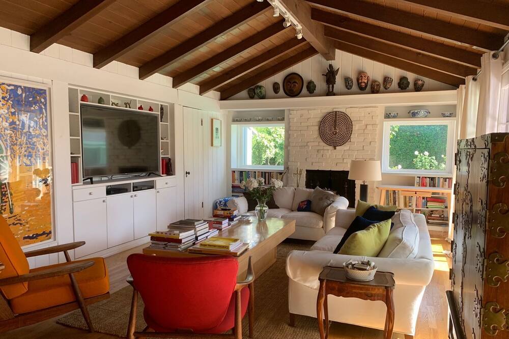 Photo of Livingroom in West Los Angeles