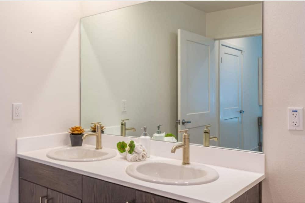 Photo of Bathroom in College Park