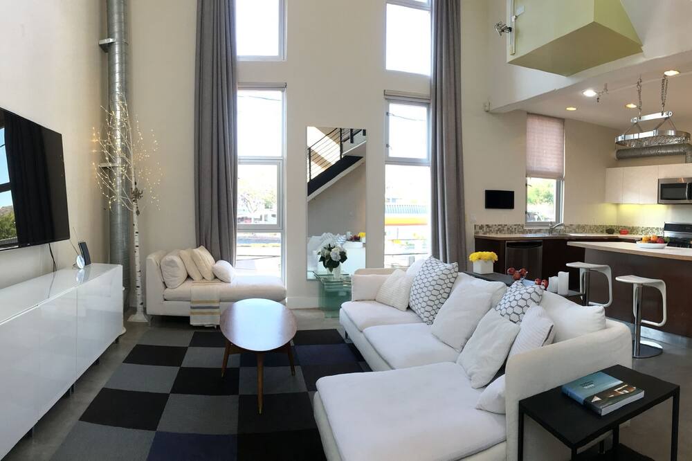 Photo of Livingroom in Melrose