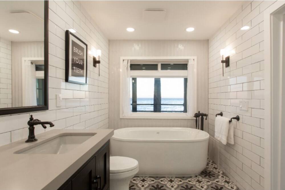 Photo of Bathroom in Pacific Palisades