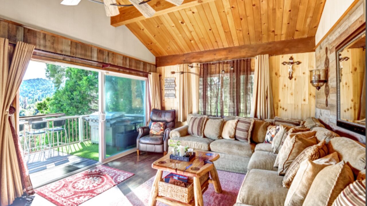 Photo of Livingroom in Crestline