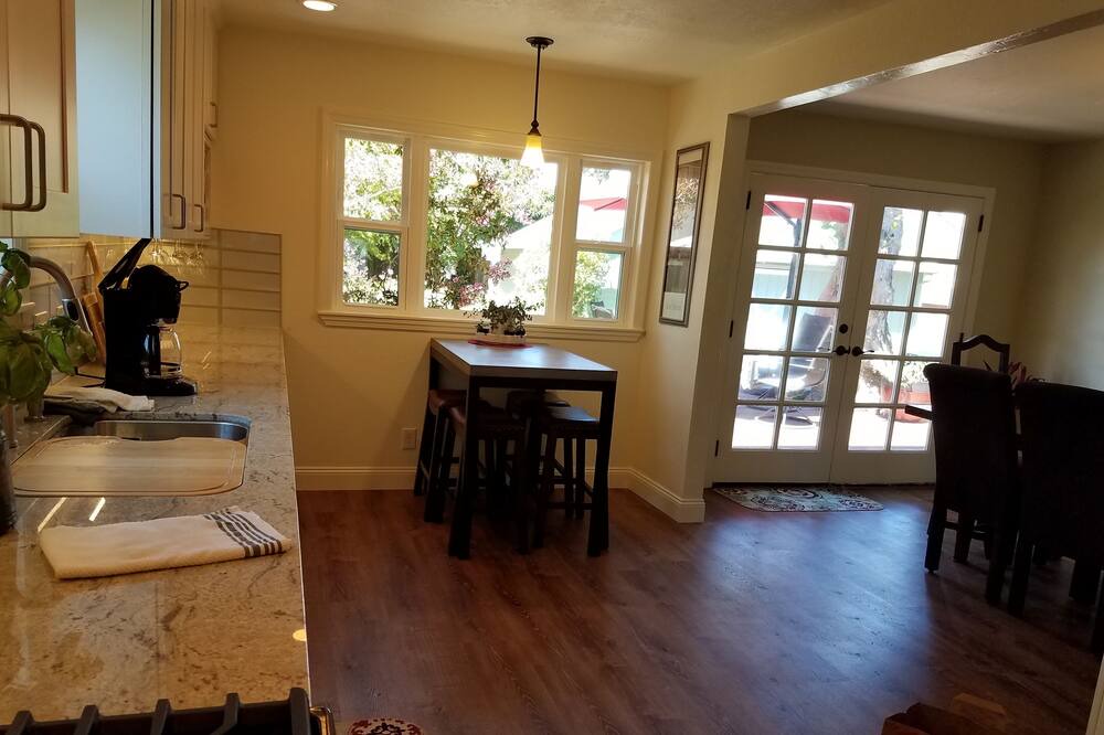 Photo of Livingroom in Napa