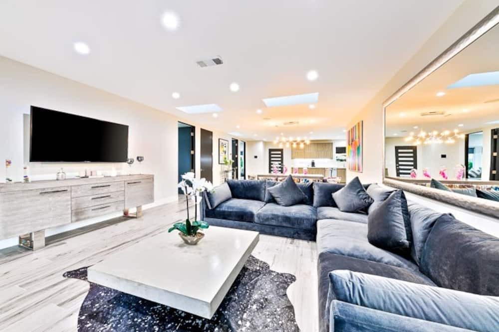 Photo of Livingroom in Faircrest Heights