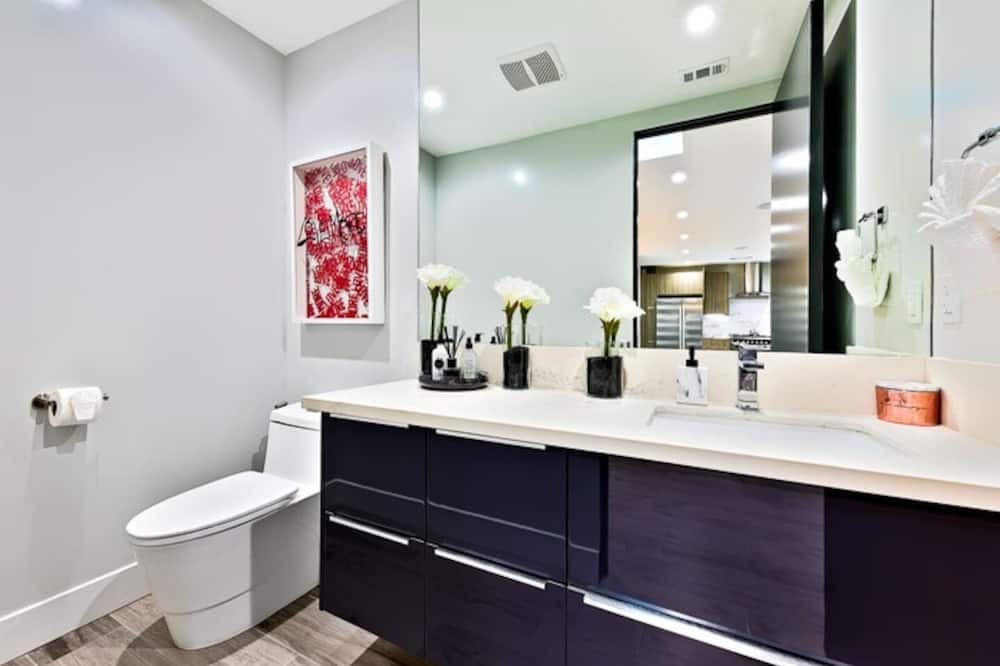 Photo of Bathroom in Faircrest Heights
