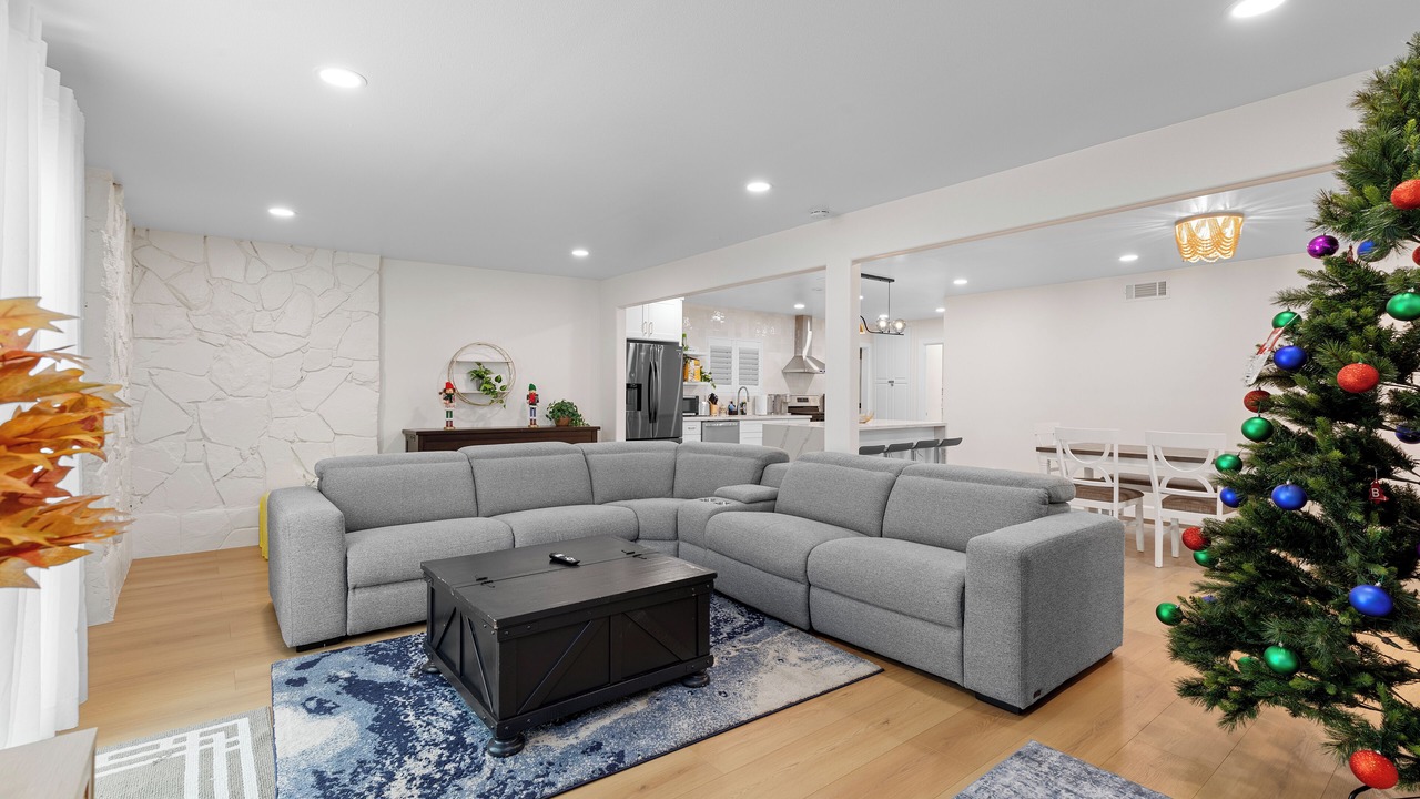 Photo of Livingroom in Midway City