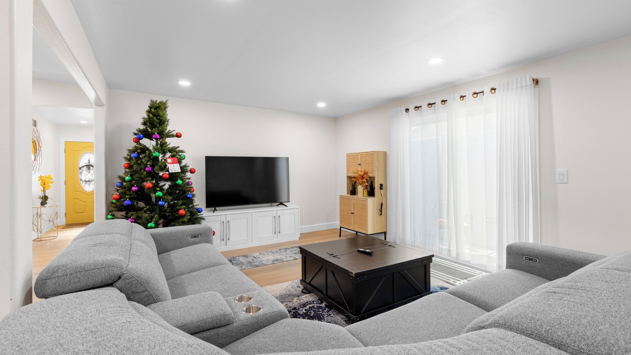 Photo of Livingroom in Midway City