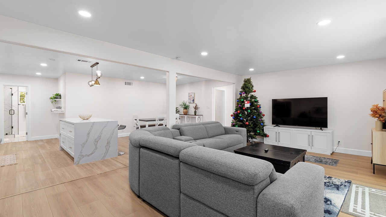 Photo of Livingroom in Midway City
