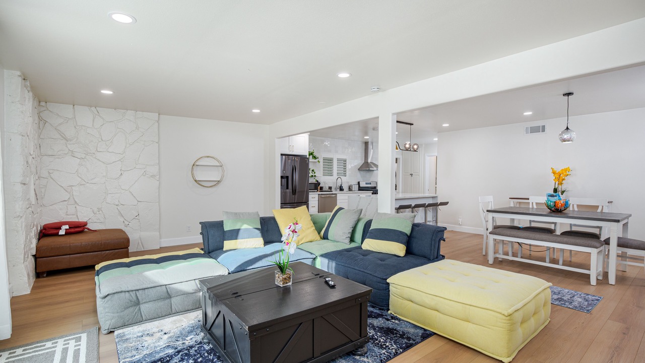 Photo of Livingroom in Midway City