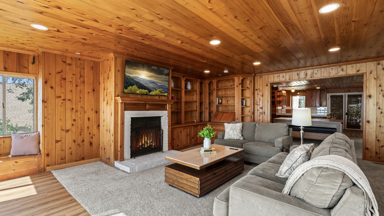 Photo of Livingroom in Crestline