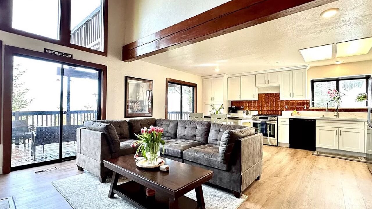 Photo of Livingroom in Crestline