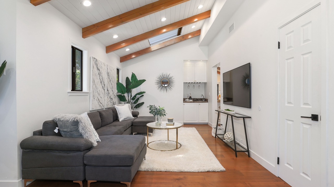 Photo of Livingroom in Woodland Hills