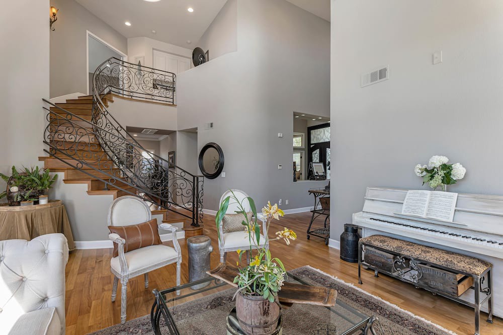Photo of Livingroom in Almaden