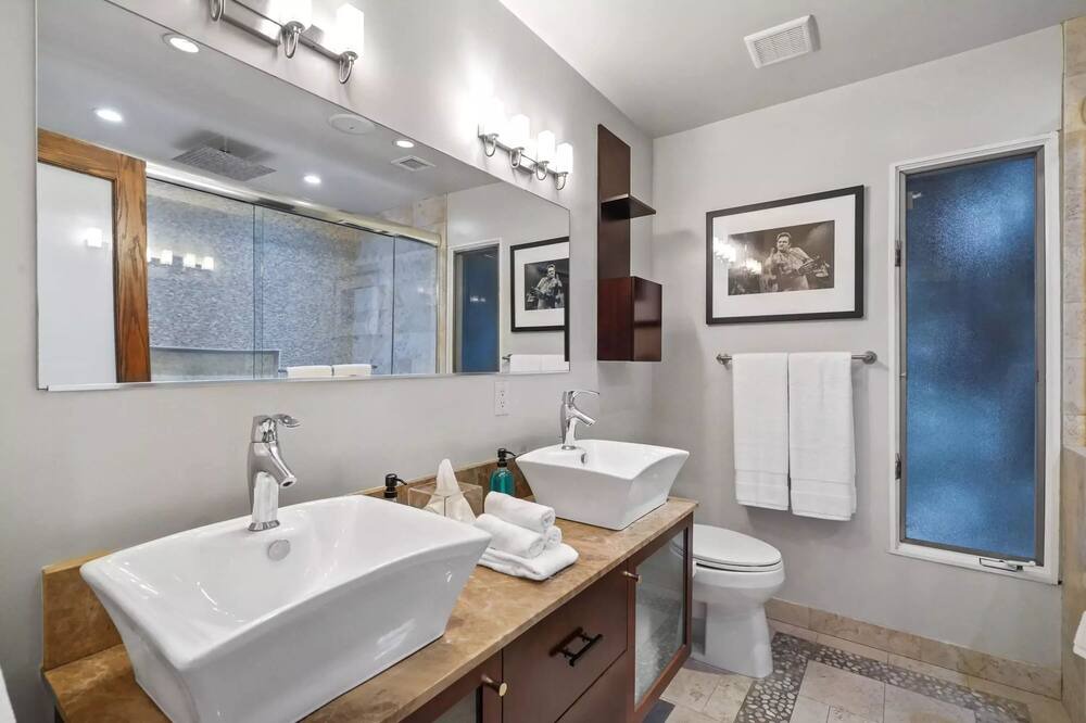 Photo of Bathroom in Los Angeles