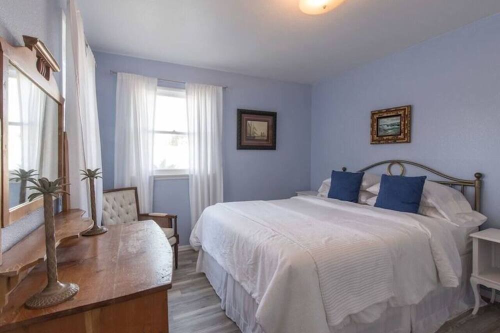 Photo of Bedroom in Pierpont Bay