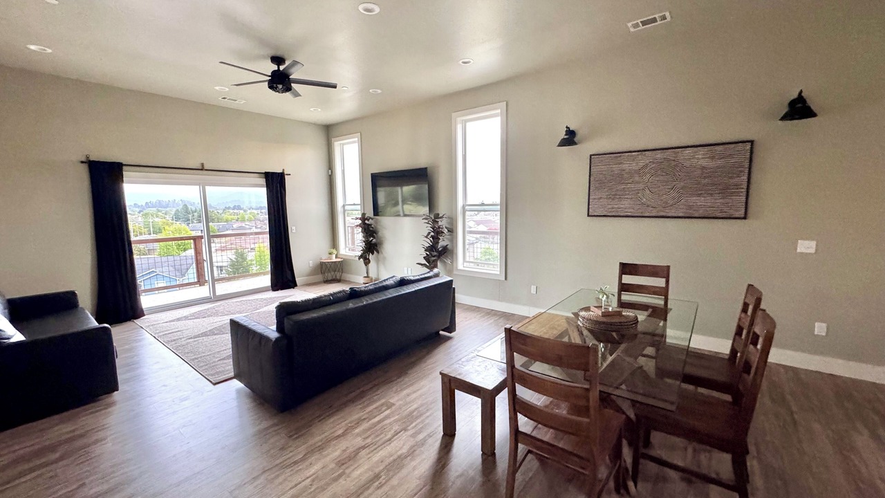Photo of Livingroom in Rohnerville