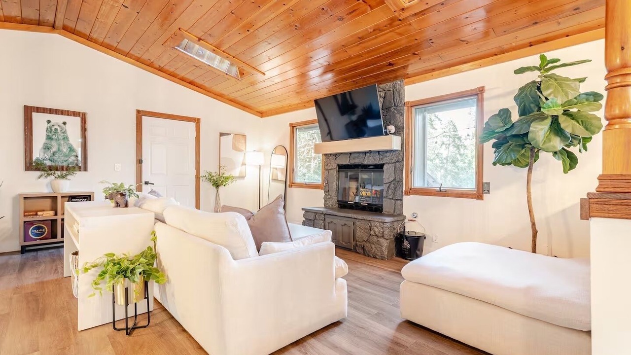 Photo of Livingroom in Crestline
