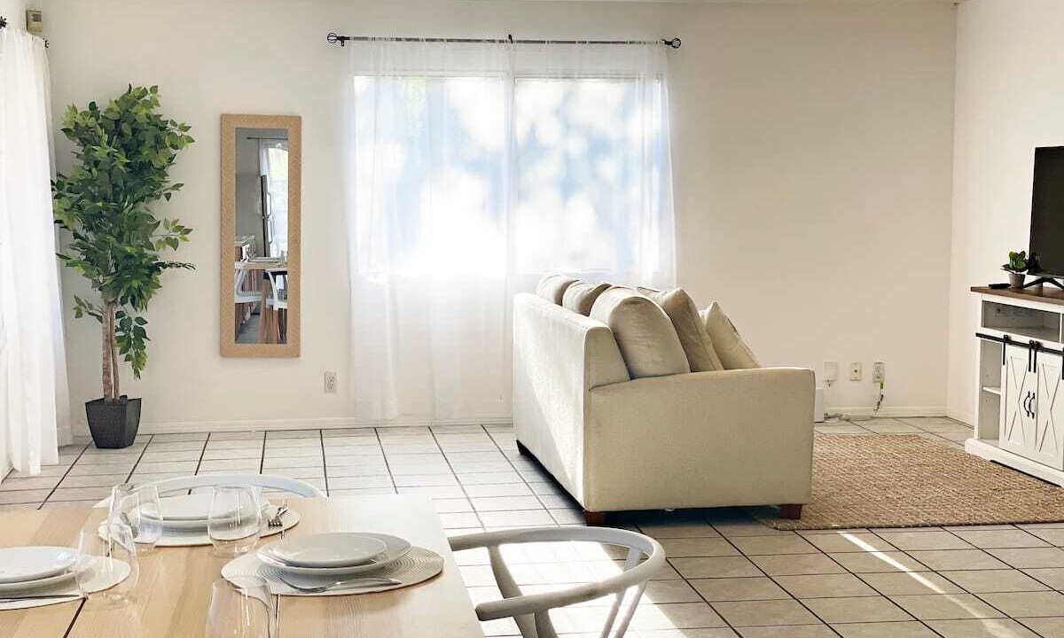 Photo of Livingroom in Miracle Mile