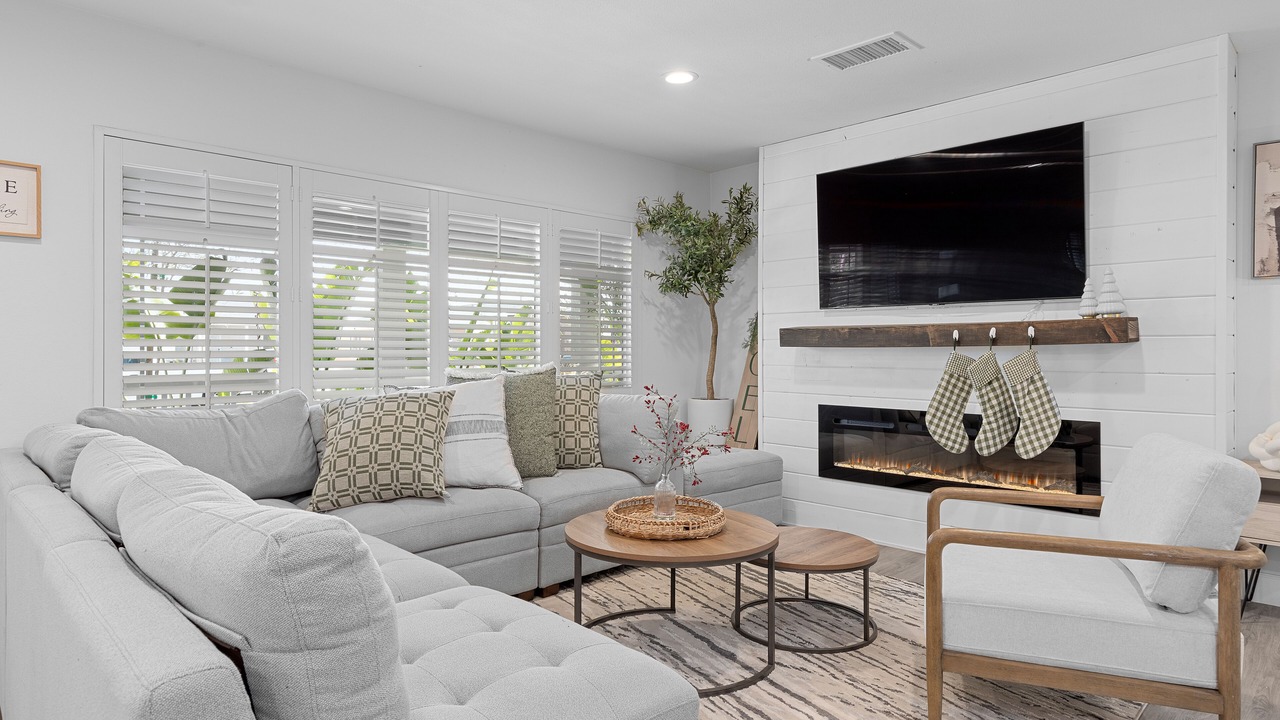Photo of Livingroom in Midway City